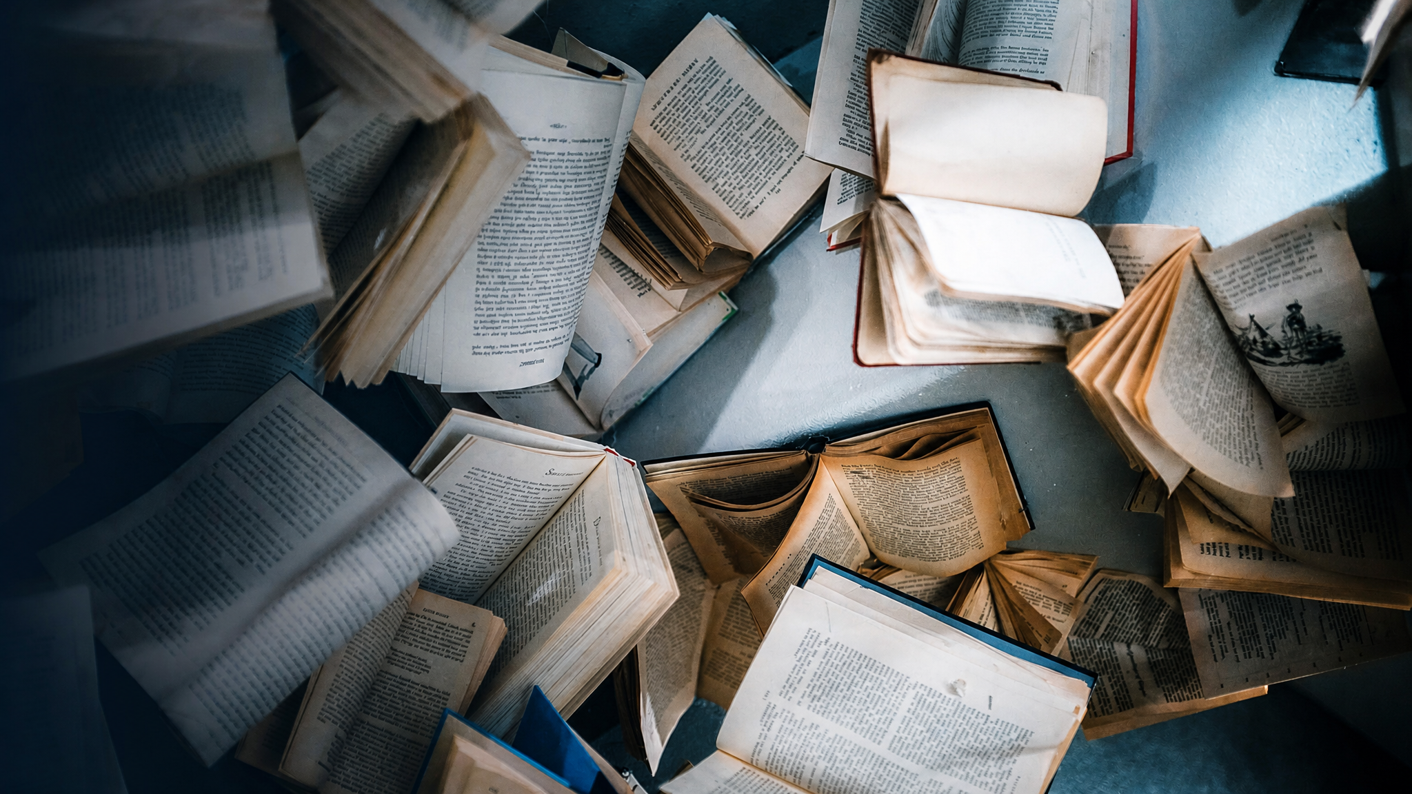Aufgeschlagene Gesetzesbücher und Richtlinientexte als Symbol für die EU-Abwasserrichtlinie und regulatorische Anforderungen