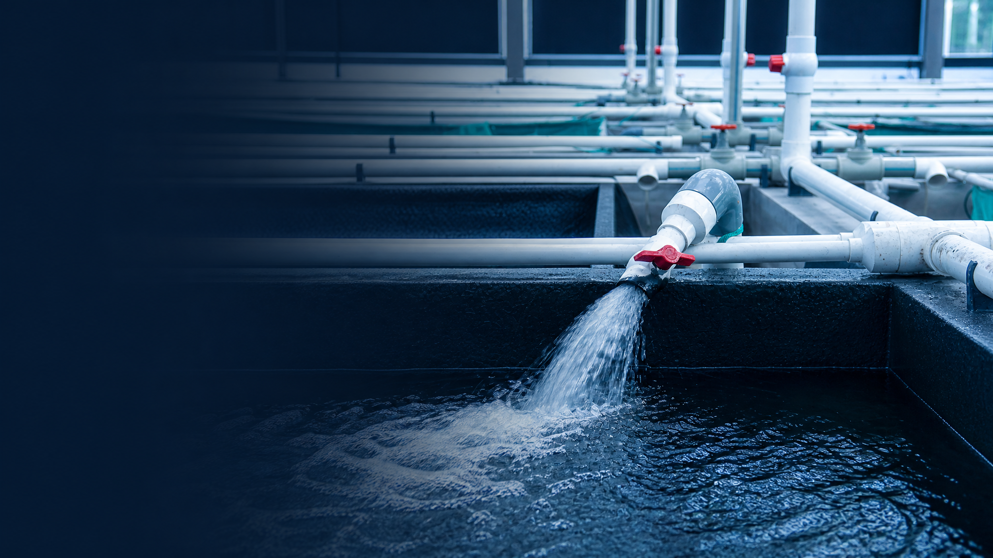 Tertiäre Filtrationsstufe mit Rohrleitungen und klarem Ablaufwasser in einer Kläranlage